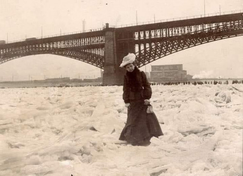 Frozen Mississippi River at St. Louis, Missouri, 1905.